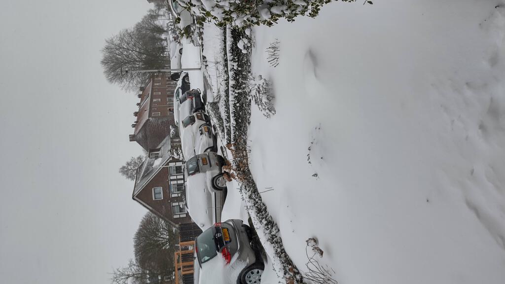 Sneeuw in de straat, de ene kant op