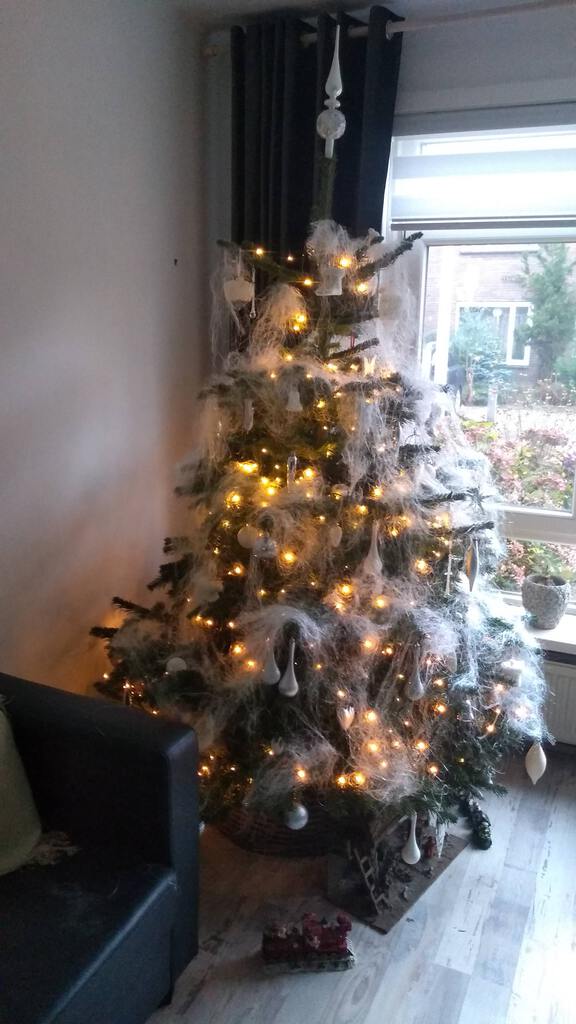 Kerstboom met brandende verlichting