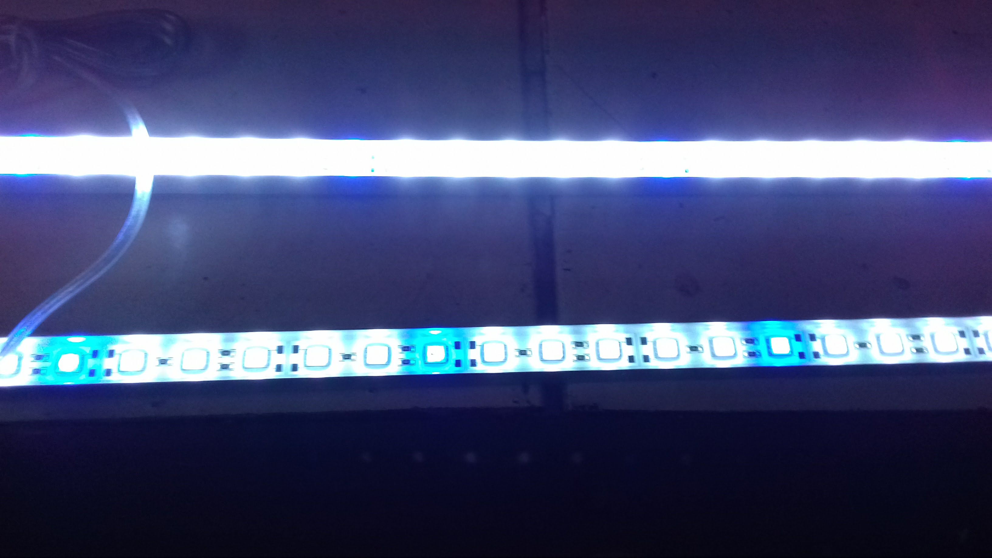 Ledstrips, dimfunctie goed zichtbaar, een strip brand minder fel